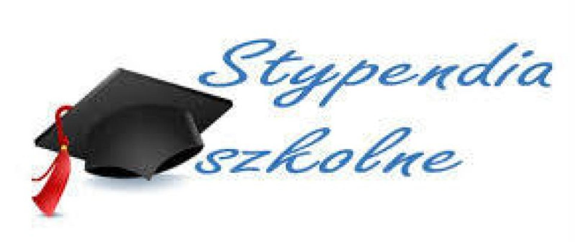 Podłużny plakat w kolorze białym. W części centralnej niebieski napis "Stypendia szkolne", czcionką w stylu pisma odręcznego. Z lewej strony napisu czapka studenta w kolorze czarnym z czerwonym ogonkiem.