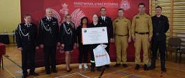 zdobywczyni drugiego miejsca wraz z komisją sędziowską XLV eliminacji wojewódzkich Ogólnopolskiego Turnieju Wiedzy Pożarniczej „Młodzież Zapobiega Pożarom”