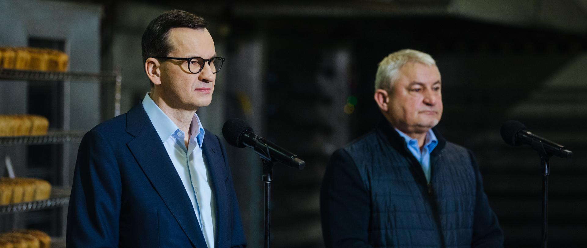 Premier Mateusz Morawiecki podczas wizyty w piekarni "Żytnia" w Dąbrówce.