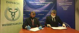 Główny Lekarz Weterynarii i Główny Inspektor Farmaceutyczny podpisujący porozumienie.