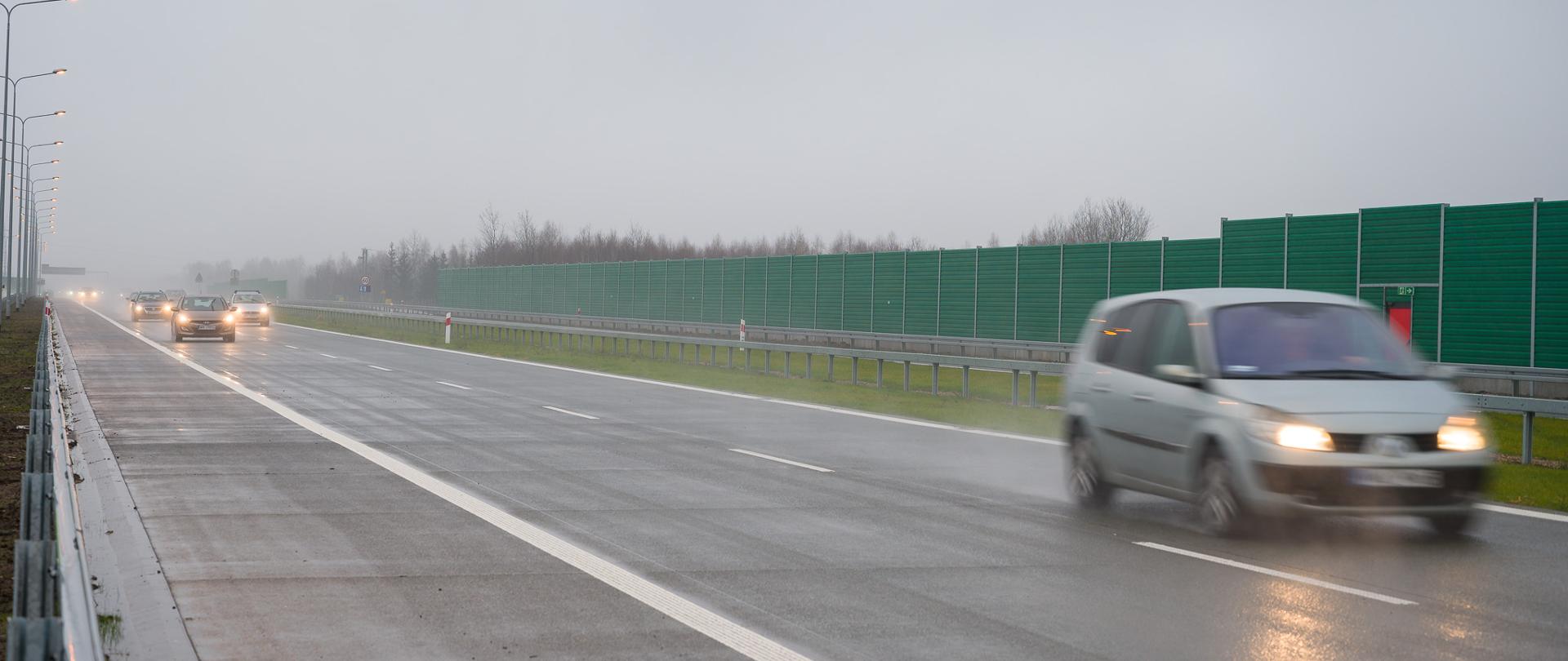 Deszczowy dzień. Samochody jadące drogą ekspresową.

