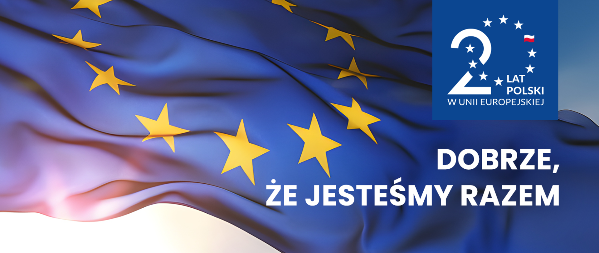 Flaga Unii Europejskiej powiewa na wietrze. Widoczne logo 20 lat Polski w Unii Europejskiej. Dobrze, że jesteśmy razem.
