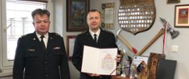 Komendant Powiatowy PSP w Tarnowskich Górach wręcza list gratulacyjny za bohaterską postawę funkcjonariusza PSP