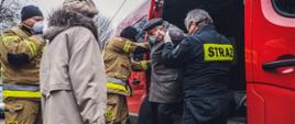Strażacy powiatu tarnogórskiego pomagają w transporcie osób do punktów szczepień