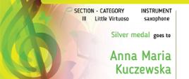 Dyplom przyznany Annie Marii Kuczewskiej za zdobycie srebrnego medalu w kategorii „Little Virtuoso” (sekcja III, instrument: saksofon) podczas VII edycji Międzynarodowego Konkursu Muzycznego OPUS 2025 w Krakowie. Dyplom ma kolorowe, muzyczne tło z motywami klucza wiolinowego i motyli.
