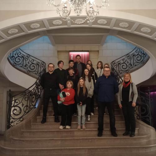 Muzeum im. Fryderyka Chopina-zdjęcie grupowe na schodach muzeum