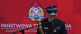 Komendant Powiatowy PSP w Człuchowie st. bryg. Radosław Batruch podczas przemówienia z okazji Powiatowych Obchodów Dnia Strażaka.