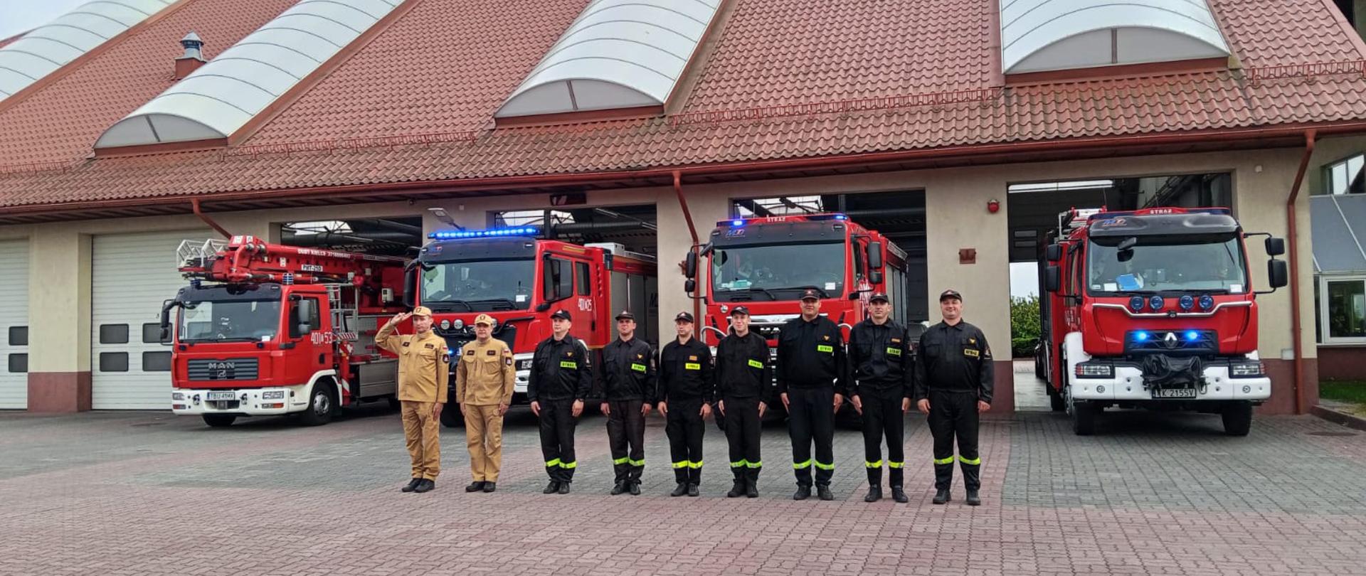 Oddanie hołdu zmarłemu strażakowi.