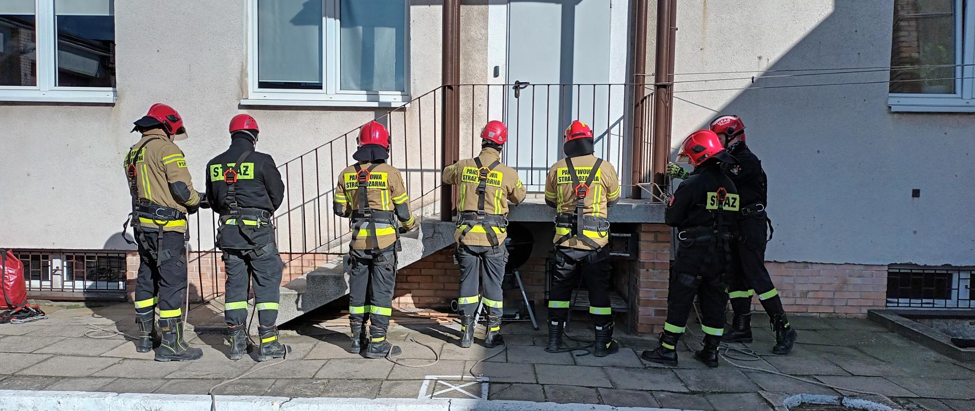 Strażacy doskonalą techniki wiązania węzłów wiązując się do balustrady