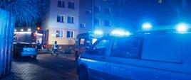 W porze nocnej strażacy prowadzący działania gaśnicze. Na miejscu pozostałe służby tj. Policja i Zespół Ratownictwa Medycznego.