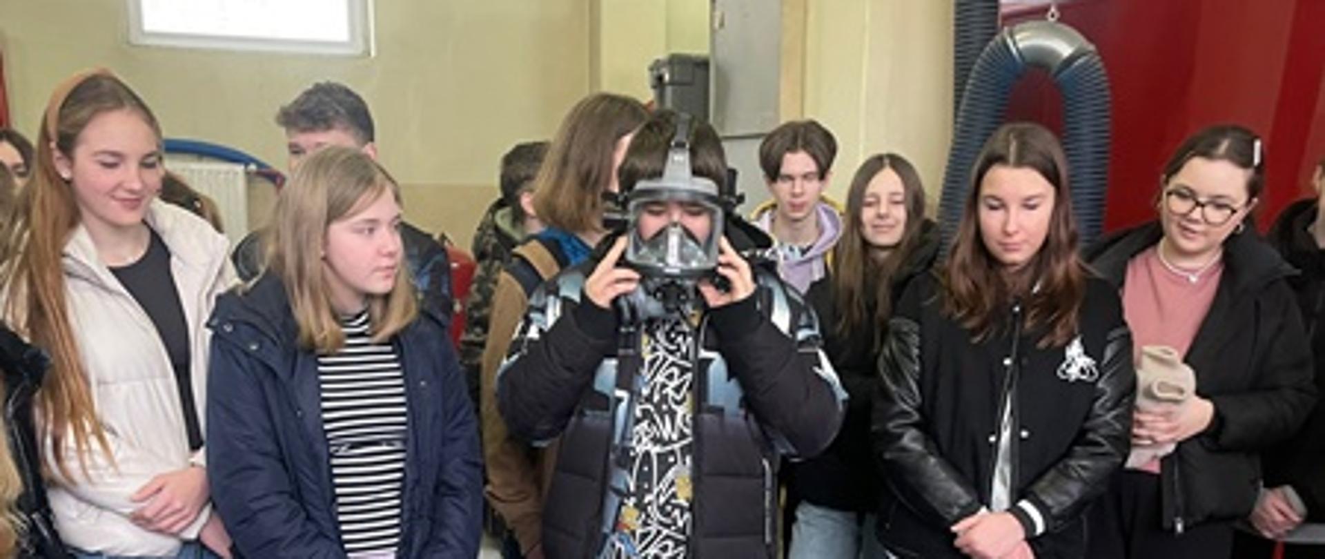 Rozmowa strażaków z uczniami klasy 8.