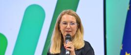 Na zdjęciu Katarzyna Karpa-Świderek, Dyrektorka Departamentu Ochrony Przyrody i Edukacji Ekologicznej NFOŚiGW prowadząca panel dyskusyjny Jak dezinformacja wpływa na transformację energetyczną i postawy społeczne?