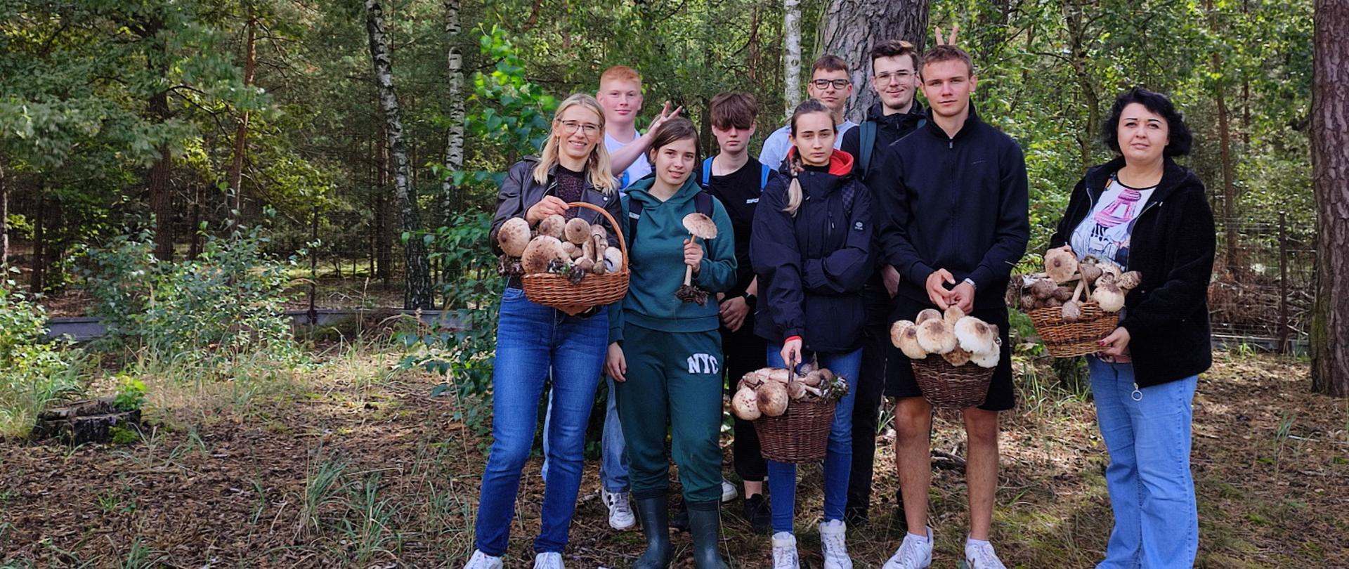 Leśny spacer i bezpieczne grzybobranie w ZSCKR w Lututowie