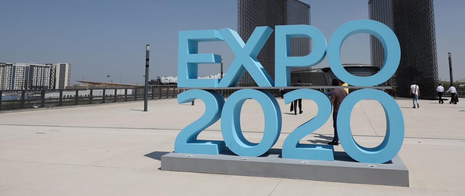 Logo EXPO 2020 w Dubaju stojące przed jednym z pawilonów Wystawy Światowej 