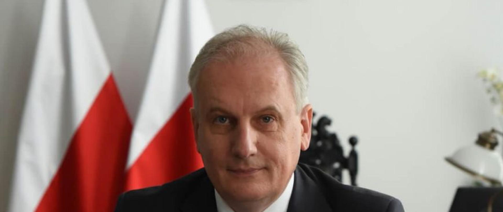 Zdjęcie przedstawia wojewodę pomorskiego Dariusza Drelicha.