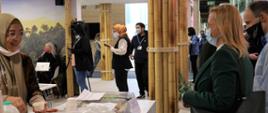 Minister Anna Moskwa podczas zwiedzania pawilonów na COP26