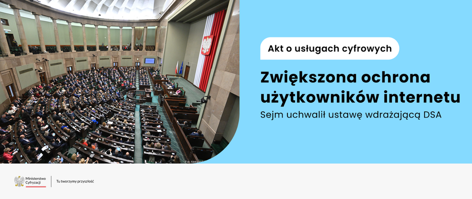 po prawej stronie zdjęcie sali plenarnej Sejmu RP. Po lewej napis zwiększona ochrona użytkowników internetu. Sejm uchwalił ustawę wdrażającą DSA