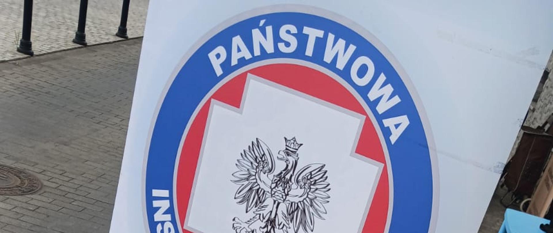 Na zdjęciu widoczne jest stoisko z ulotkami oraz materiałami edukacyjnymi oraz baner z logo Inspekcji Sanitarnej.