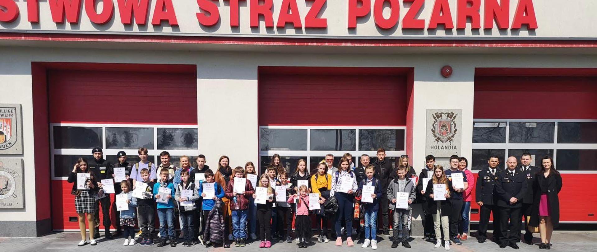 Na zdjęciu znajdują się uczestnicy finału powiatowego OTWP przed budynkiem Komendy Powiatowej PSP w Chełmnie podczas wspólnej fotografii.