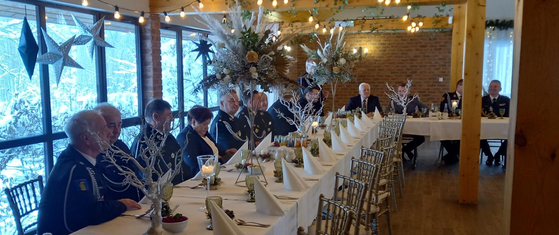 Zaproszeni goście siedzą przy stole