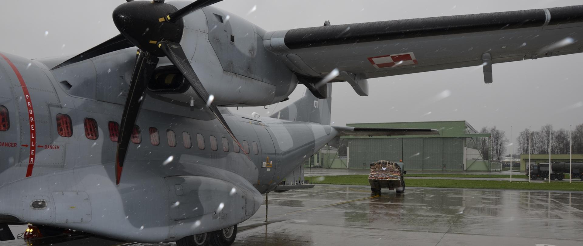 załadunek pomocy do samolotu