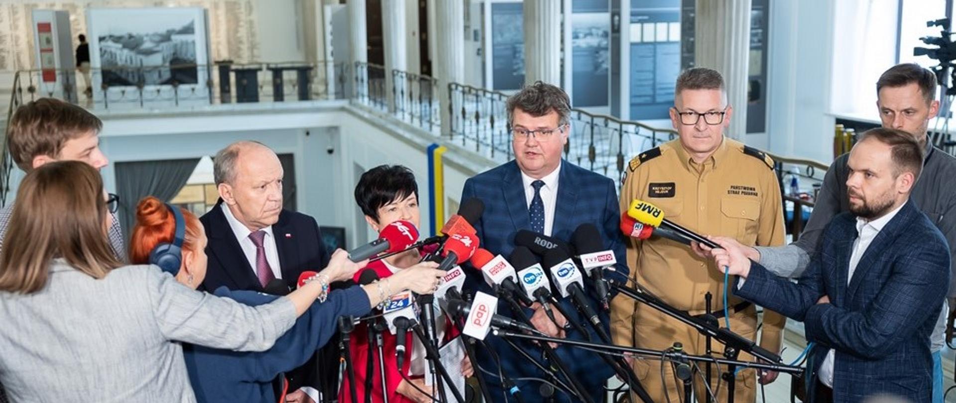 Zastępca komendanta głównego PSP i wiceminister MSWiA na konferencji prasowej w sejmie