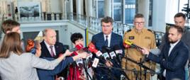 Zastępca komendanta głównego PSP i wiceminister MSWiA na konferencji prasowej w sejmie