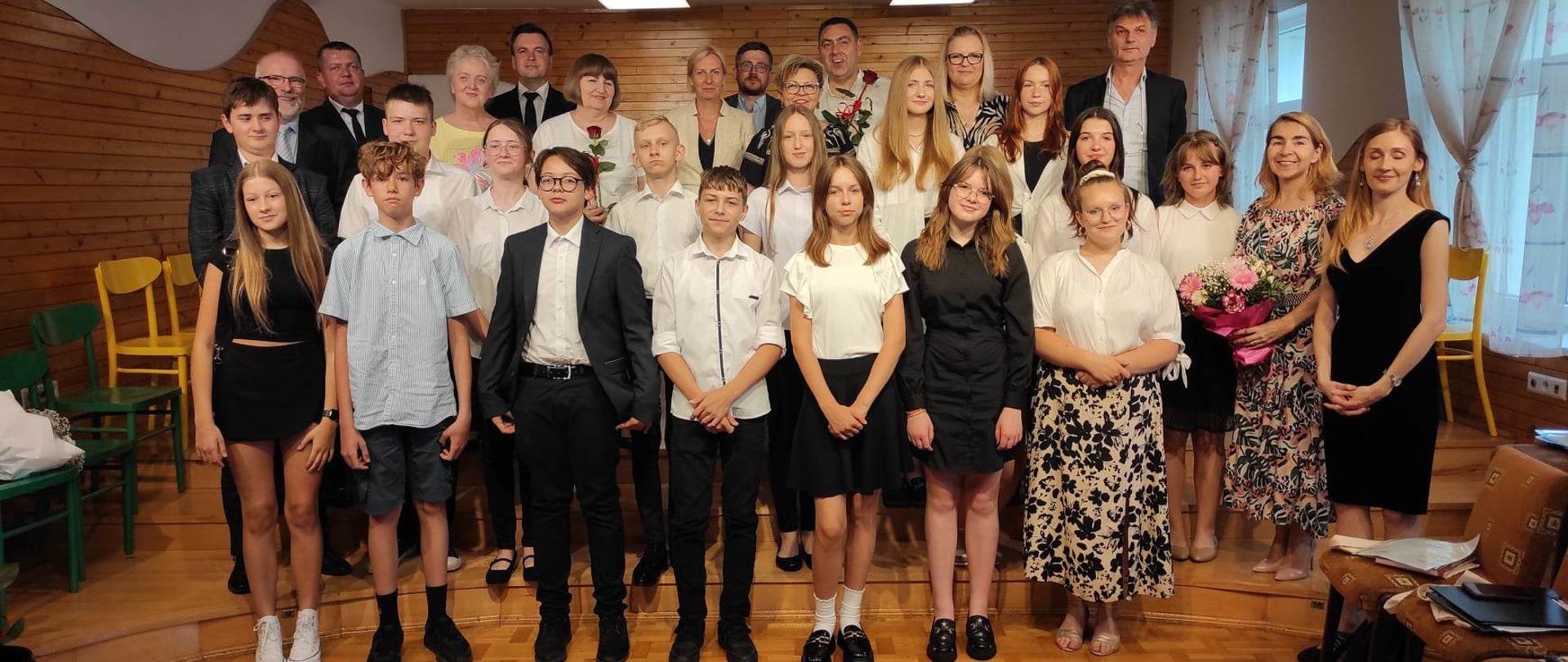 dyplomanci i nauczyciele, zdjęcie zbiorowe