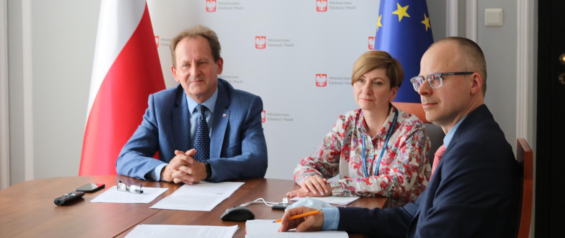 Spotkanie wiceministra Włodzimierza Bernackiego z Dyrektor Generalną Europejskiego Laboratorium Biologii Molekularnej. W tle flaga Polski i Unii Europejskiej.