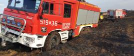 Samochody pożarnicze, które zakopały się w trudnym terenie. Na głównym planie KAMAZ 519E36 OSP Silnica.