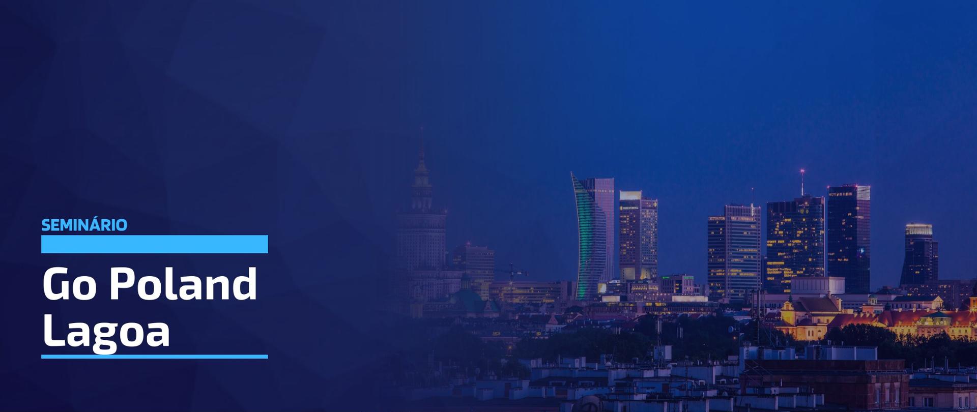 Panorama noturno de Varsóvia. Arranha-céus iluminados são visíveis contra um céu azul escuro. No lado esquerdo da imagem surge inscrição "Go Poland Lagoa".