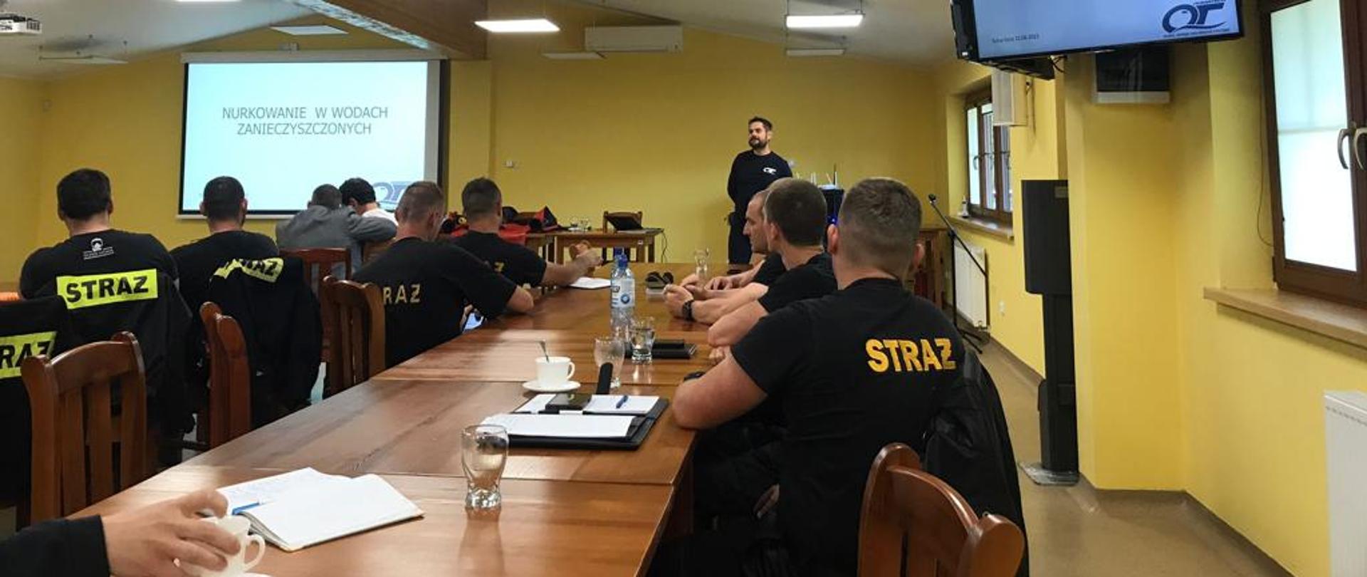 Na zdjęciu widać strażaków podczas zajęć teoretycznych.