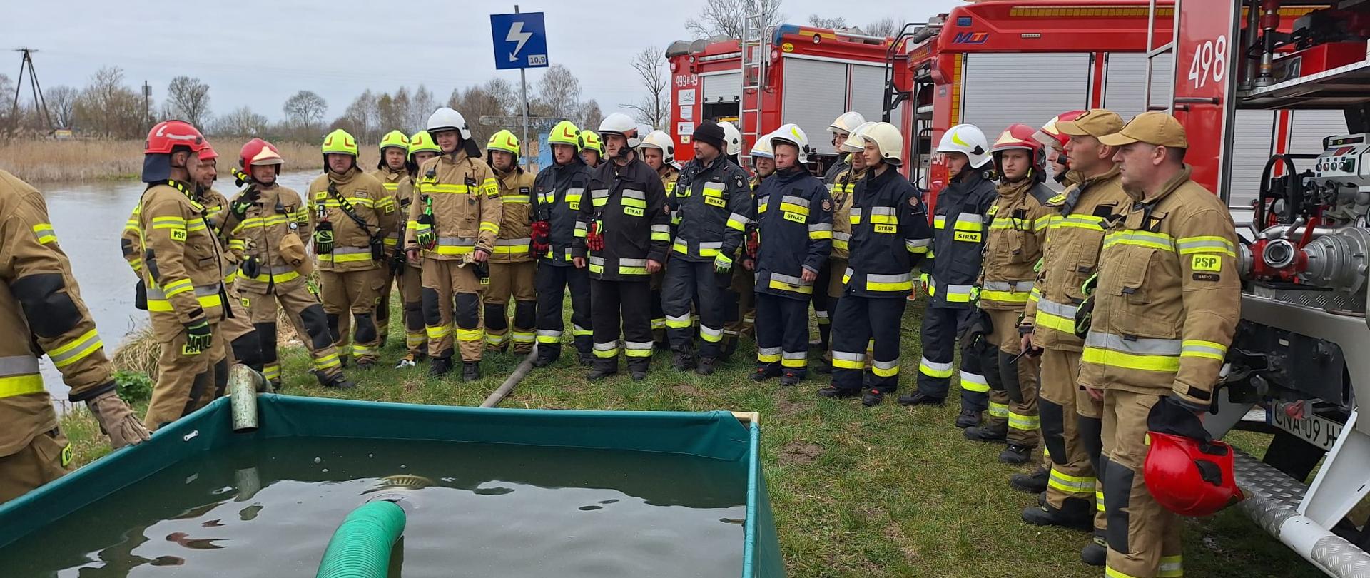 Na zdjęciu strażacy podczas ćwiczeń