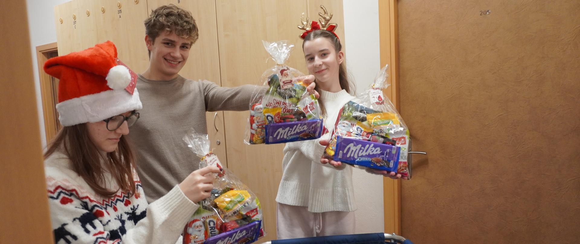 Mikołaje z prezentami