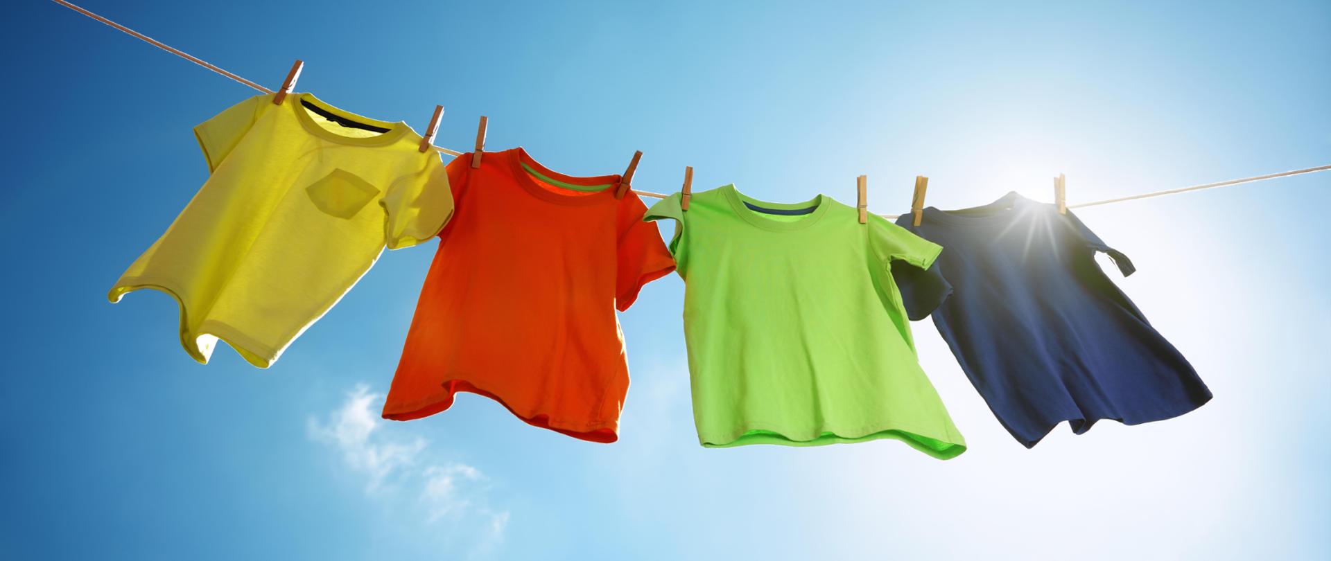 Ubranka dziecięce wiszące na sznurku na tle nieba