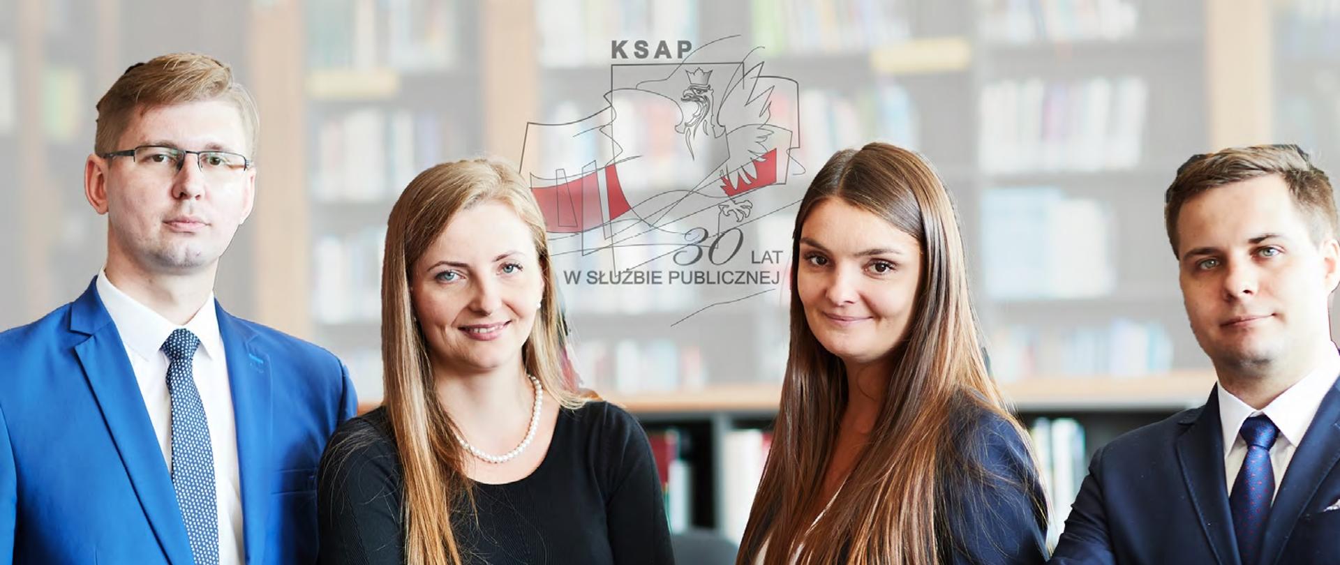 4 osoby stojące obok siebie i patrzące prosto w kamerę. Po bokach mężczyźni, w środku kobiety.