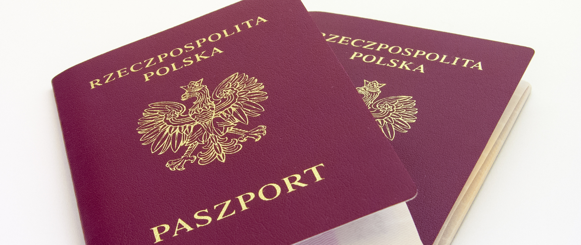 dwa polskie paszporty