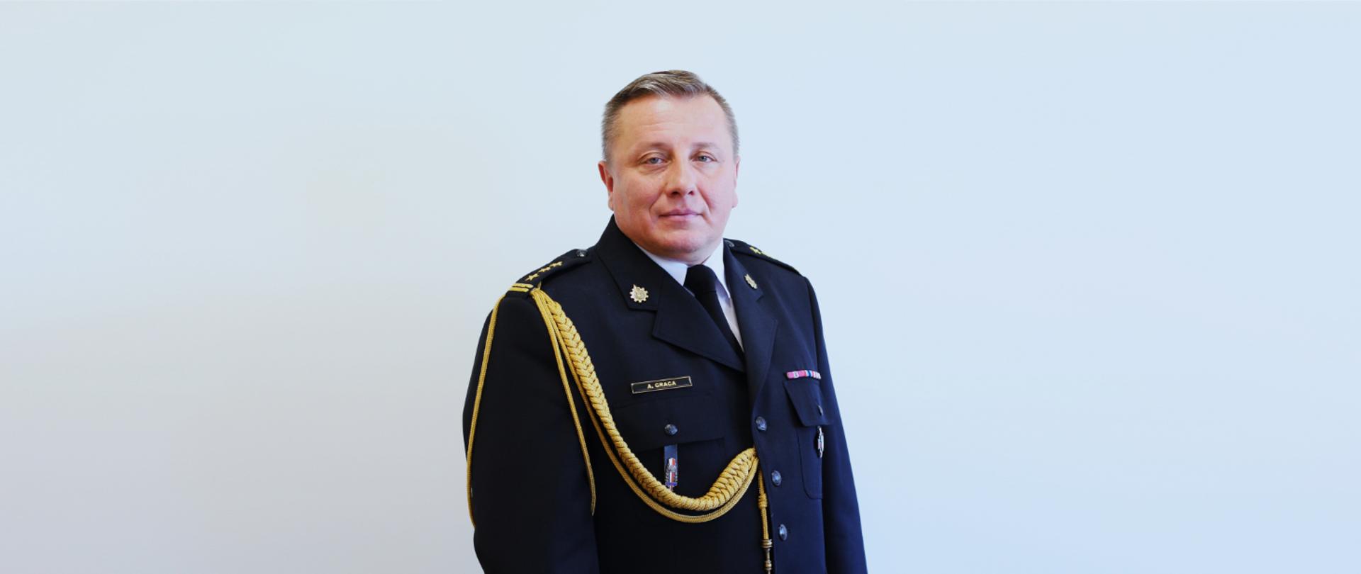 Zdjęcie portretowe st. bryg. Andrzeja Gracy w mundurze na jasnym tle. 