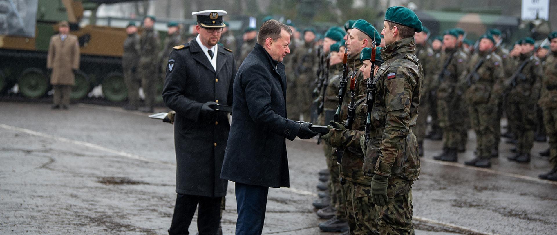 11 lutego 2023 r. w Elblągu, Mariusz Błaszczak, wicepremier, minister obrony narodowej, wziął udział w uroczystej przysiędze wojskowej żołnierzy dobrowolnej zasadniczej służby wojskowej odbywających szkolenie w: 20 Bartoszyckiej Brygadzie Zmechanizowanej, 1 Brygadzie Artylerii, 16 Żuławskim Pułku Logistycznym i 9 Olsztyńskim Batalionie Dowodzenia.