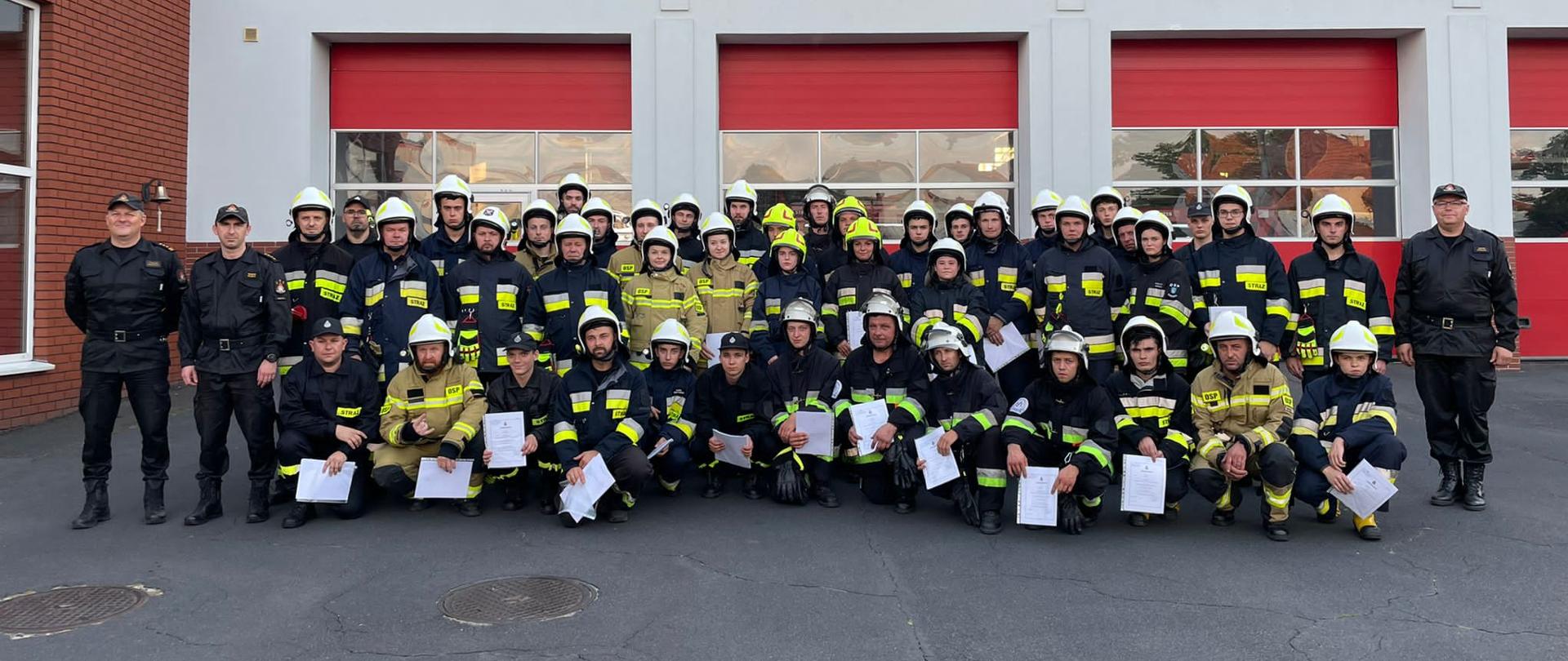 Wspólne zdjęcie kierownictwa komendy ze strażakami OSP.