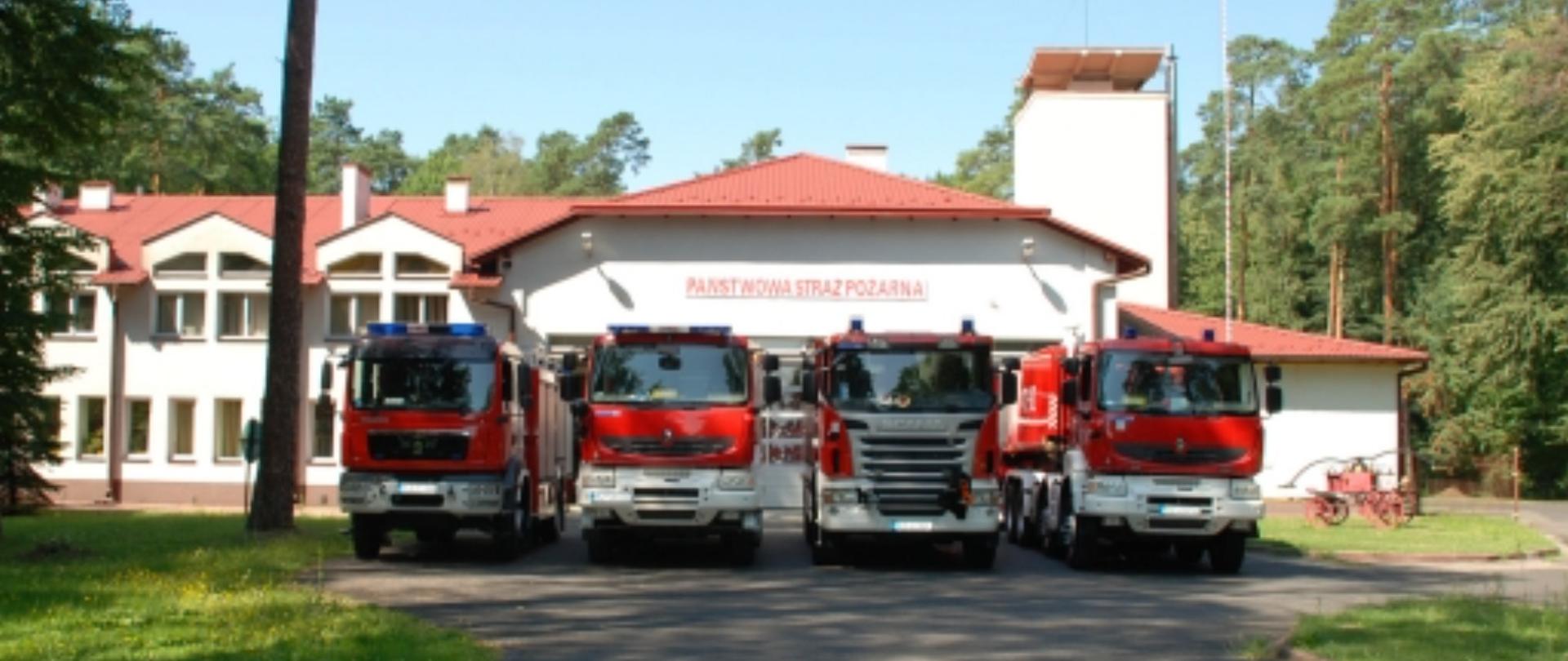 Na zdjęciu widzimy pojazdy pożarnicze w tle widać budynek jednostki ratowniczo-gaśniczej w Nowej Sarzynie.