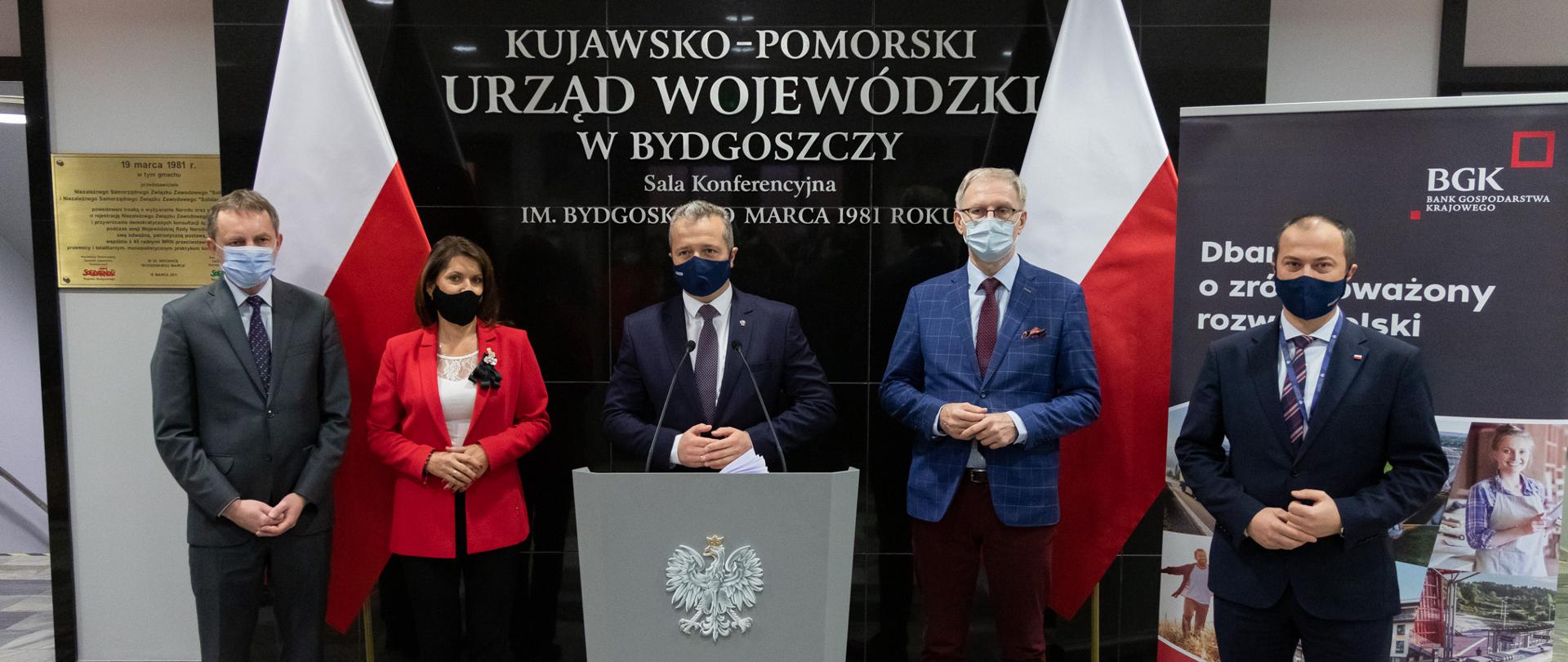 Wojewoda podczas briefingu prasowego poświęconego podsumowaniu pierwszej edycji oraz przedstawieniu założeń edycji drugiej Rządowego Funduszu Polski Ład-Programu Inwestycji Strategicznych.
