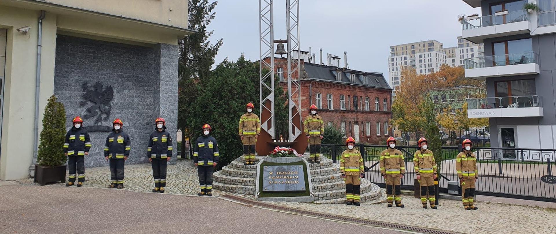 Zdjęcie przedstawia strażaków podczas Dnia Wszystkich Świętych.