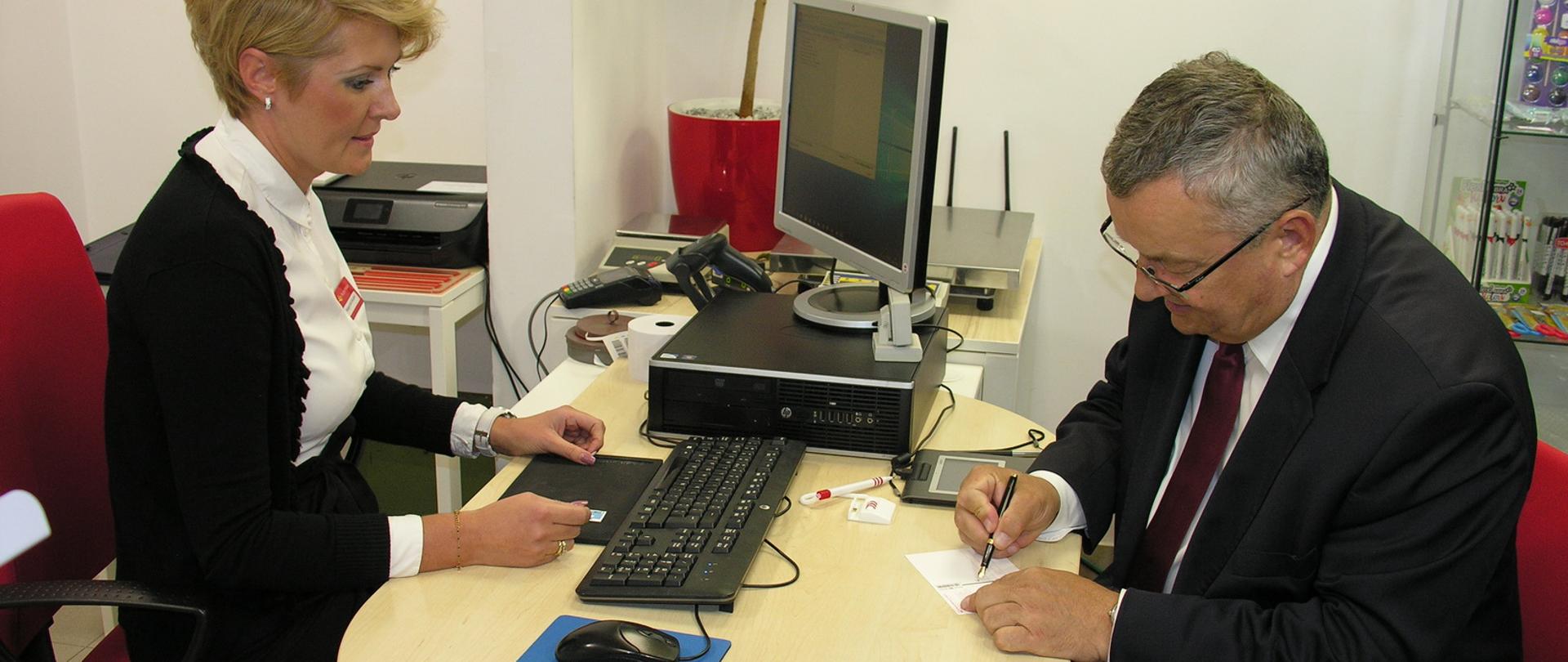 Minister Andrzej Adamczyk pierwszym klientem placówki pocztowej w Miechowie