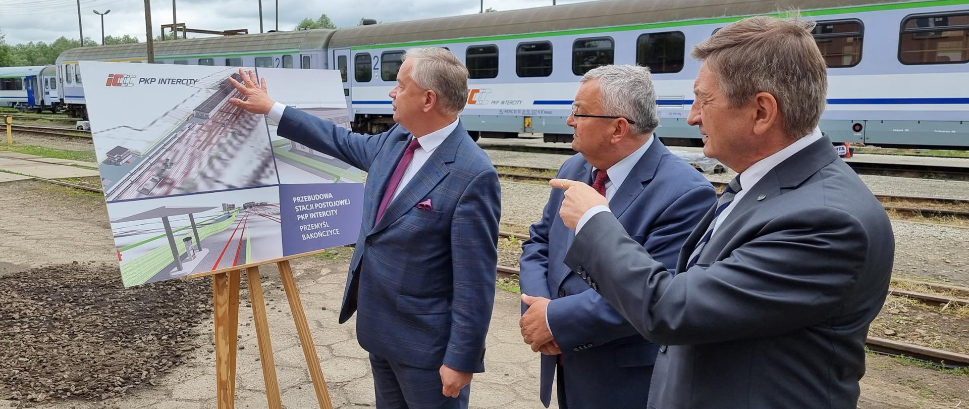 Minister infrastruktury Andrzej Adamczyk podczas konferencji prasowej dotyczącej ogłoszenia przetargu na przebudowę i modernizację stacji postojowej PKP Intercity Przemyśl Bakończyce