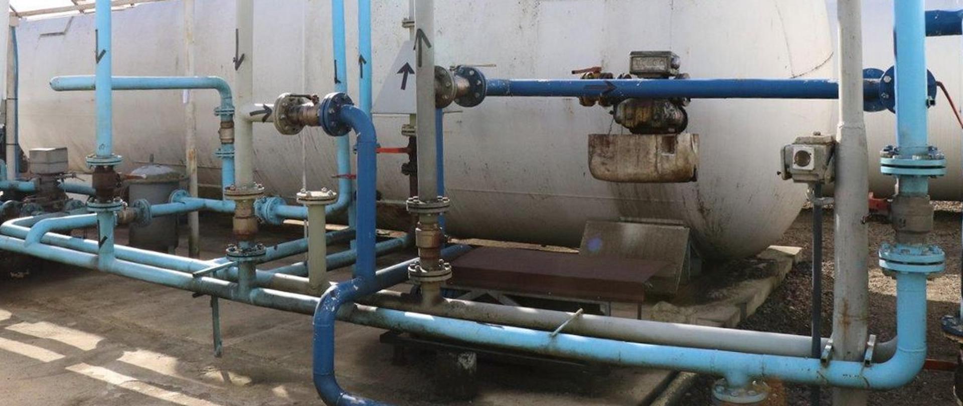 Zbiorniki z paliwem oraz rury i zawory.