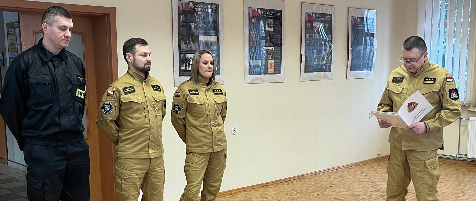 Funkcjonariusze podczas odczytania decyzji przez komendanta Miejskiego PSP w Koszalinie w sprawie nadania nagrody jubileuszowej za 20 lat służby w świetlicy PSP