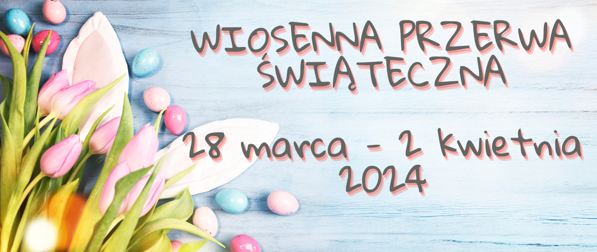W lewym dolnym rogu bukiet z różowych tulipanów na tle kolorowych jajeczek wielkanocnych. Na środku tekst w kolorze szaro-różowym "Wiosenna przerwa świąteczna 28 marca - 2 kwietnia 2024".