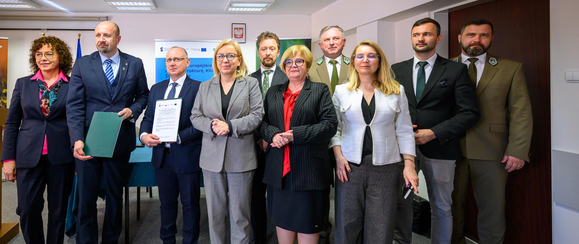 Zdjęcie przedstawia uczestników podpisania umowy w Regionalnej Dyrekcji Ochrony Środowiska w Rzeszowie 
