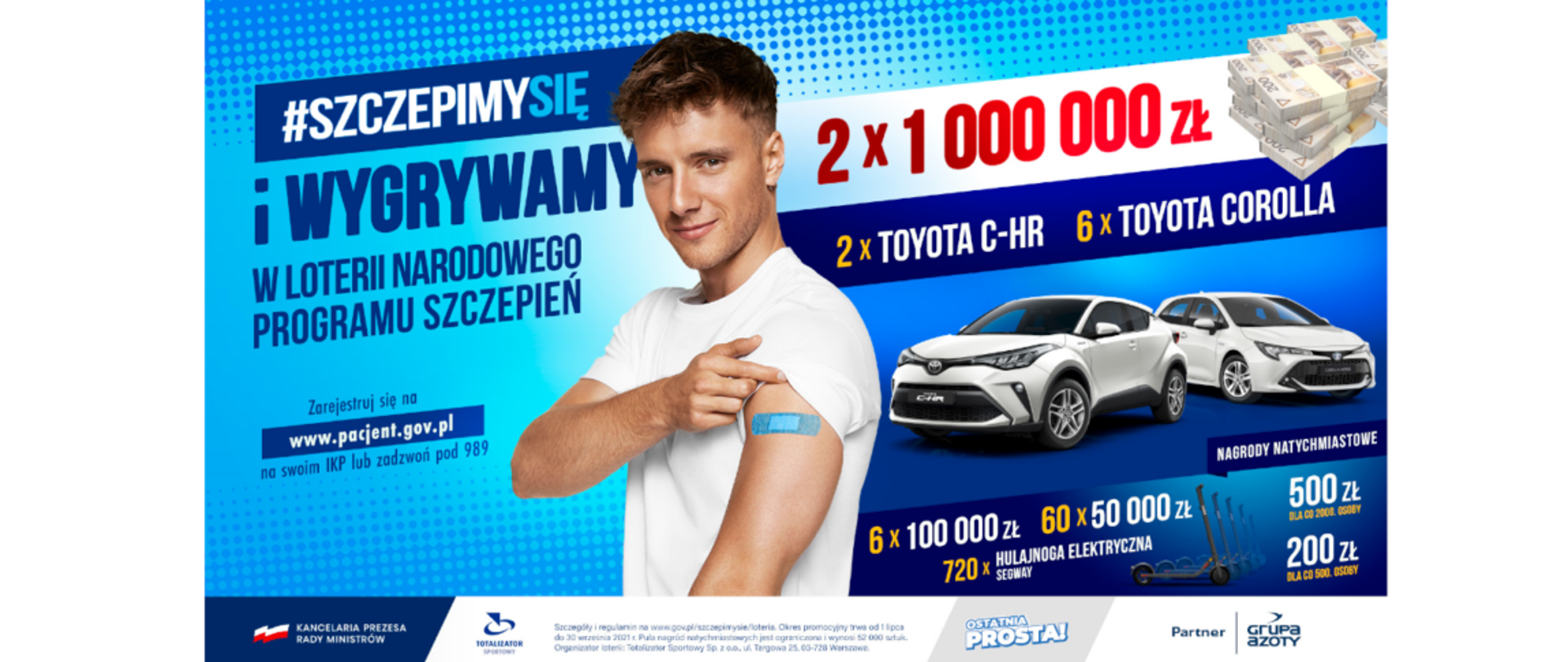 Niebieskie tło, na środku mężczyzna w białej koszulce, podtrzymuje rękaw. Na ramieniu ma plaster niebieski. Po prawej stronie 2 białe samochody i informacje na temat wysokości wygranej. Po lewej stronie napis #szczepimysie i wygrywamy w loterii Narodowego Programu Szczepień